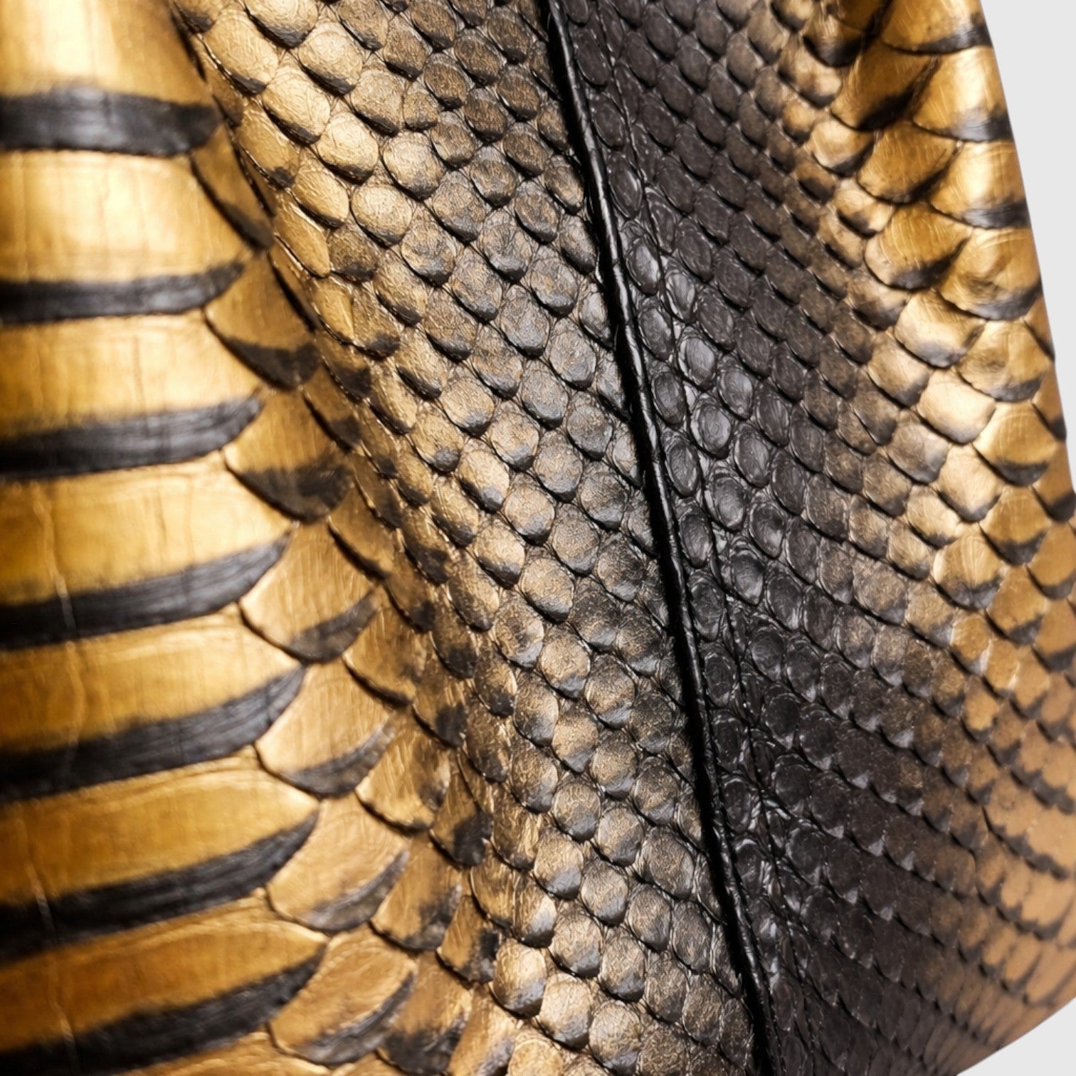 Sac à main Leather craftman en cuir de python noir et doré avec détail central métallique