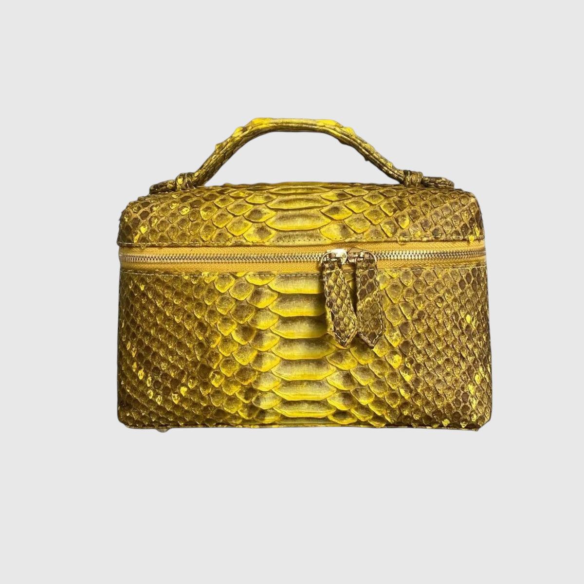 Sac vanity structuré Leather craftman en cuir de python doré avec poignée supérieure et fermeture éclair dorée.