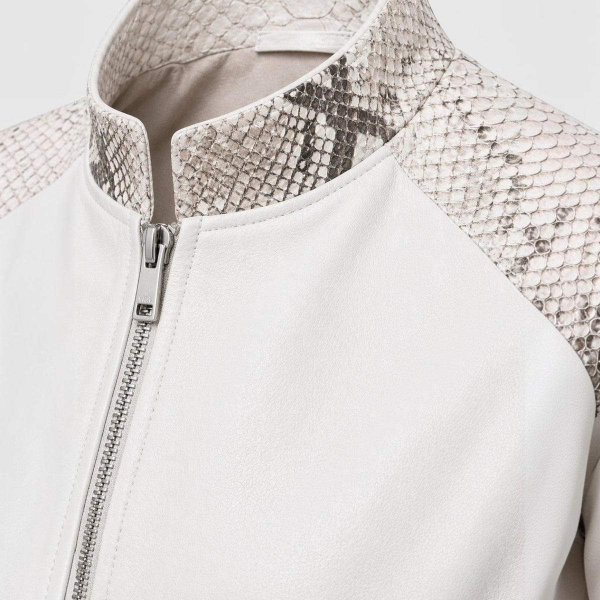 Veste pour homme Leather craftman en cuir blanc avec détails en peau de serpent naturelle et col montant zippé