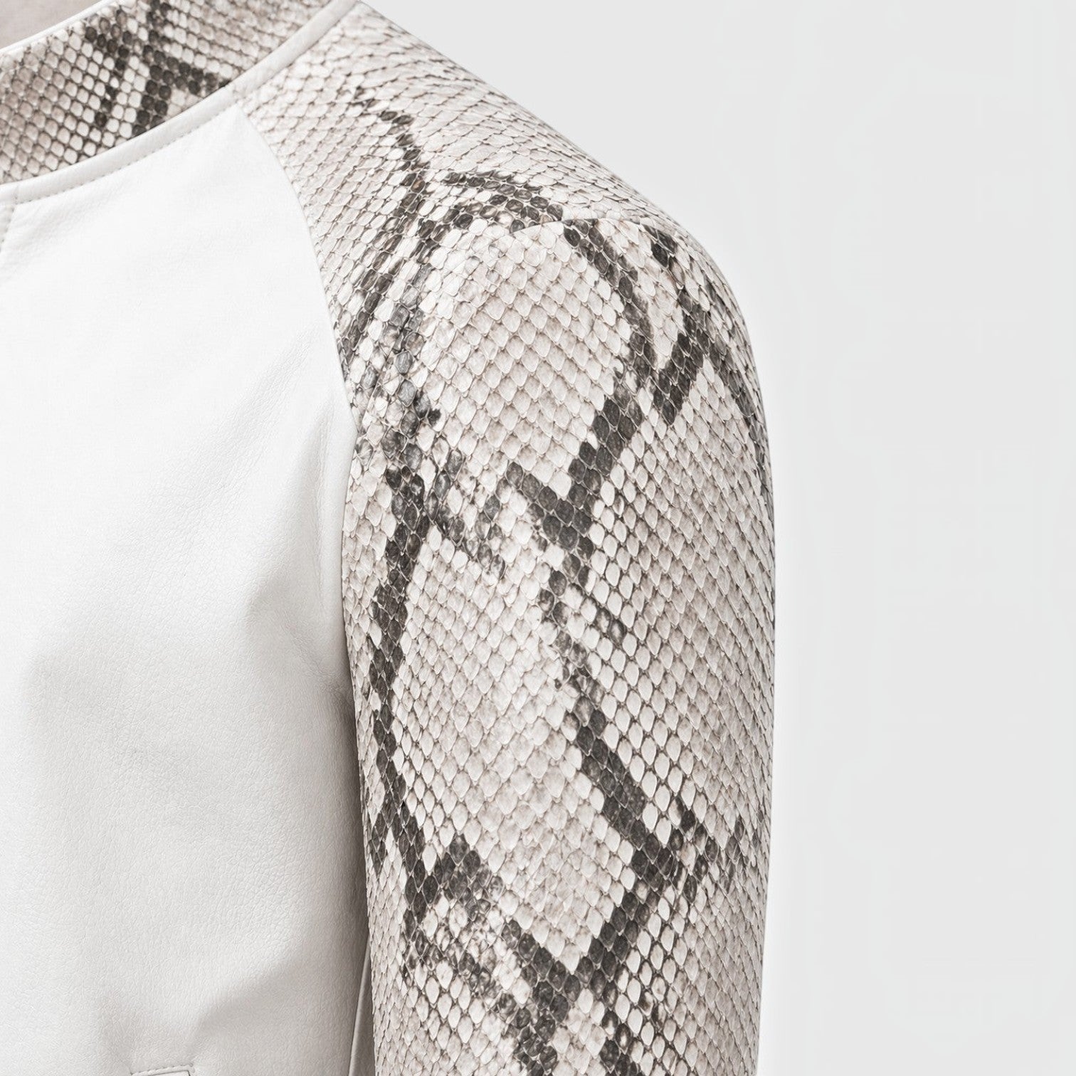 Veste pour homme Leather craftman en cuir de serpent blanc avec détails texturés sur la manche et col structuré