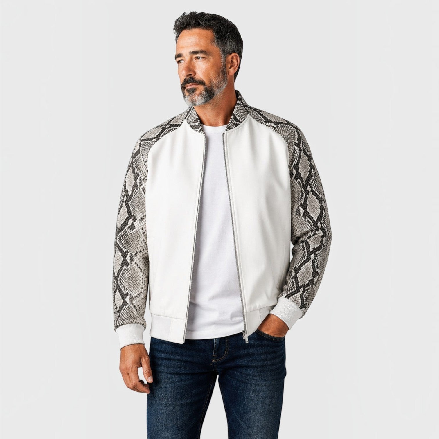 Homme portant une veste Leather craftman en cuir de serpent blanc et gris avec fermeture éclair et col structuré