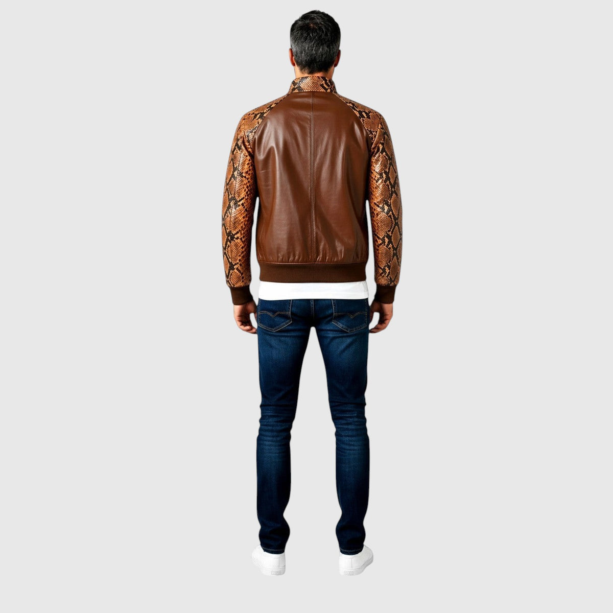 Homme portant une veste Leather craftman en cuir marron et peau de serpent avec col montant, vue de dos
