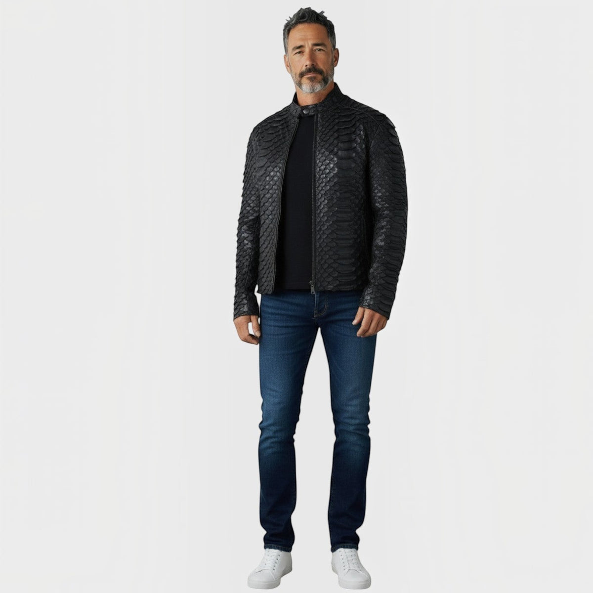 Homme portant une veste Leather craftman en cuir de serpent noir avec texture écailles et col montant