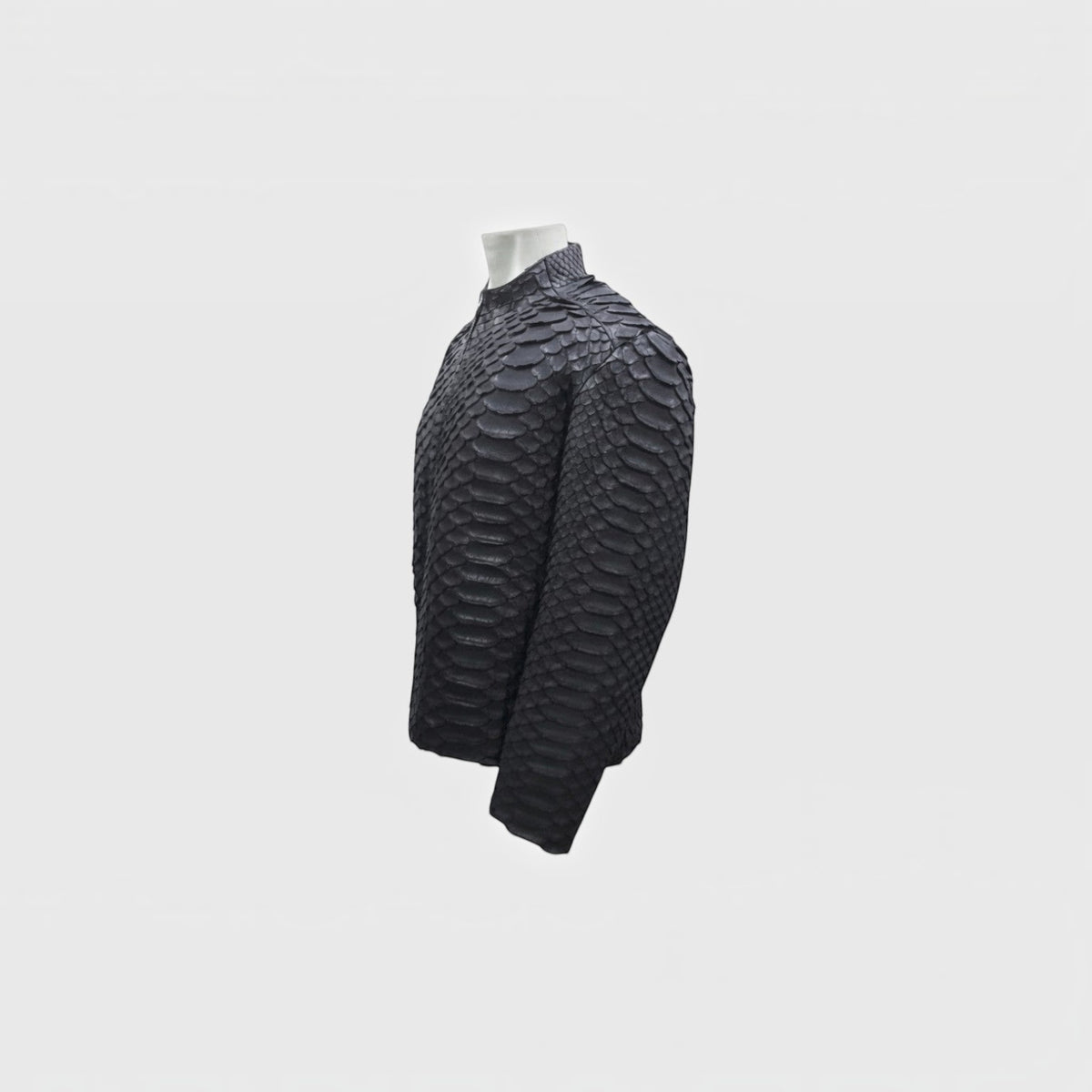Veste Dragon Python Leather craftman en cuir de serpent noir avec texture d'écailles détaillée, vue de profil