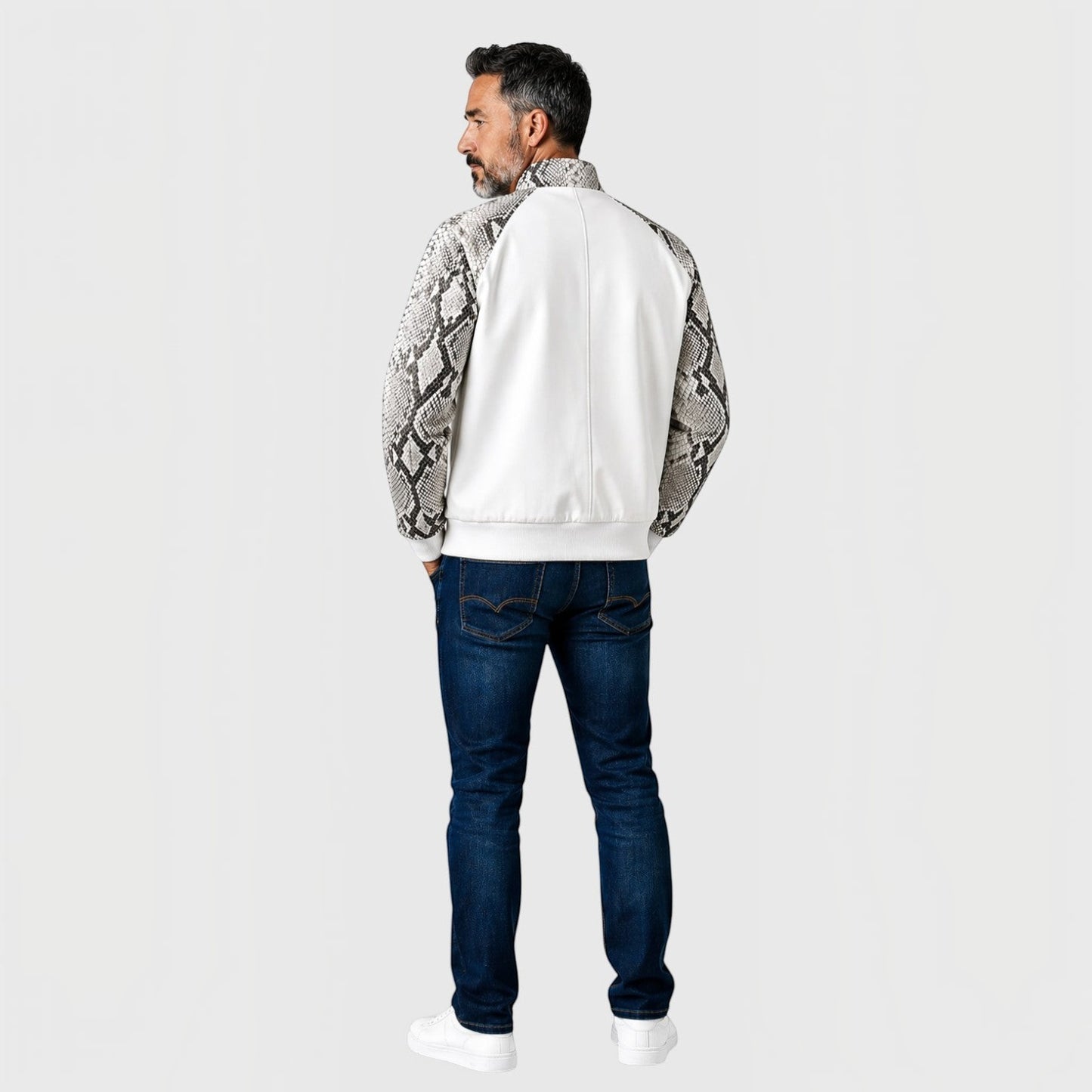 Homme portant une veste Leather craftman en cuir blanc avec des manches à motif peau de serpent, vue de dos