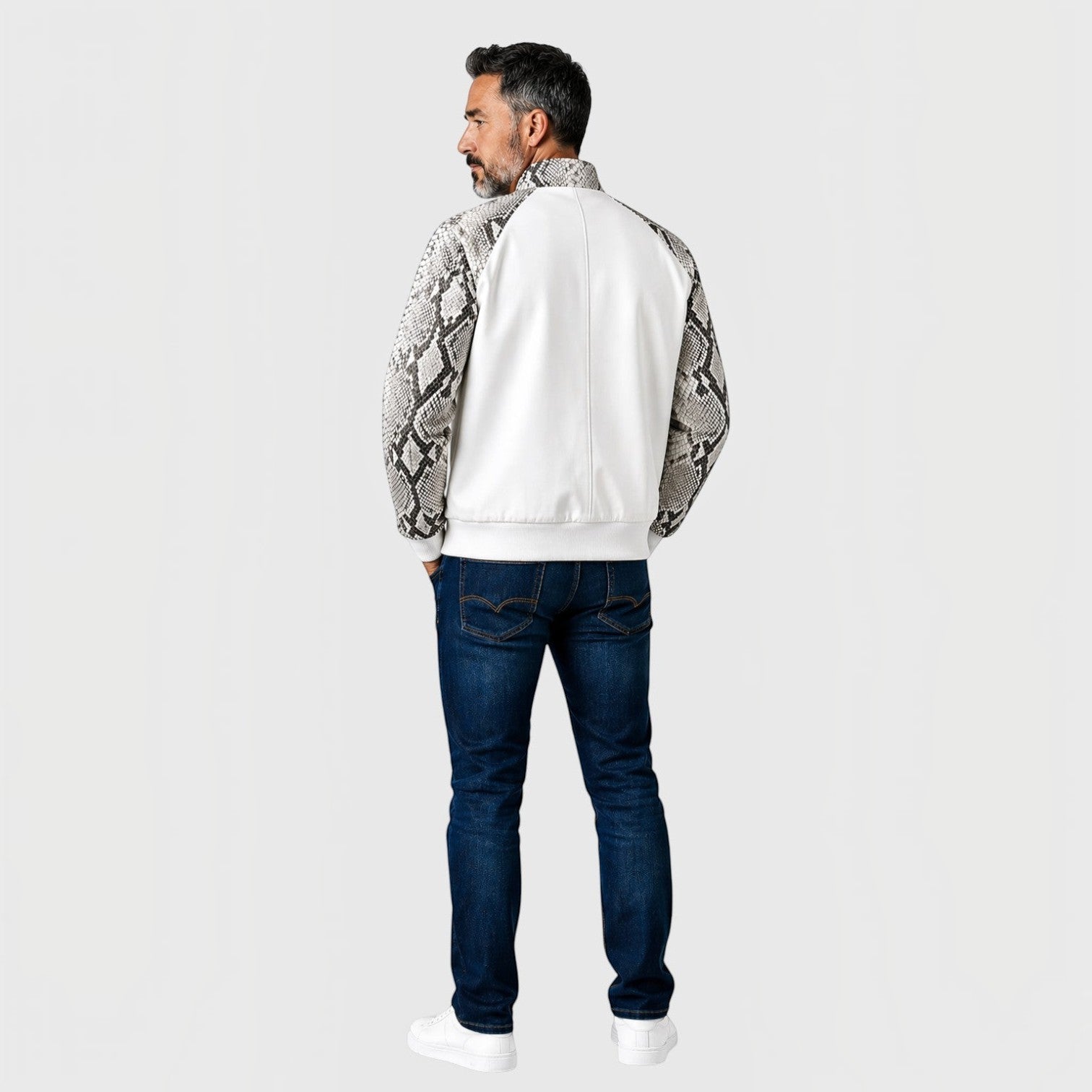 Homme portant une veste Leather craftman en cuir blanc avec des manches à motif peau de serpent, vue de dos