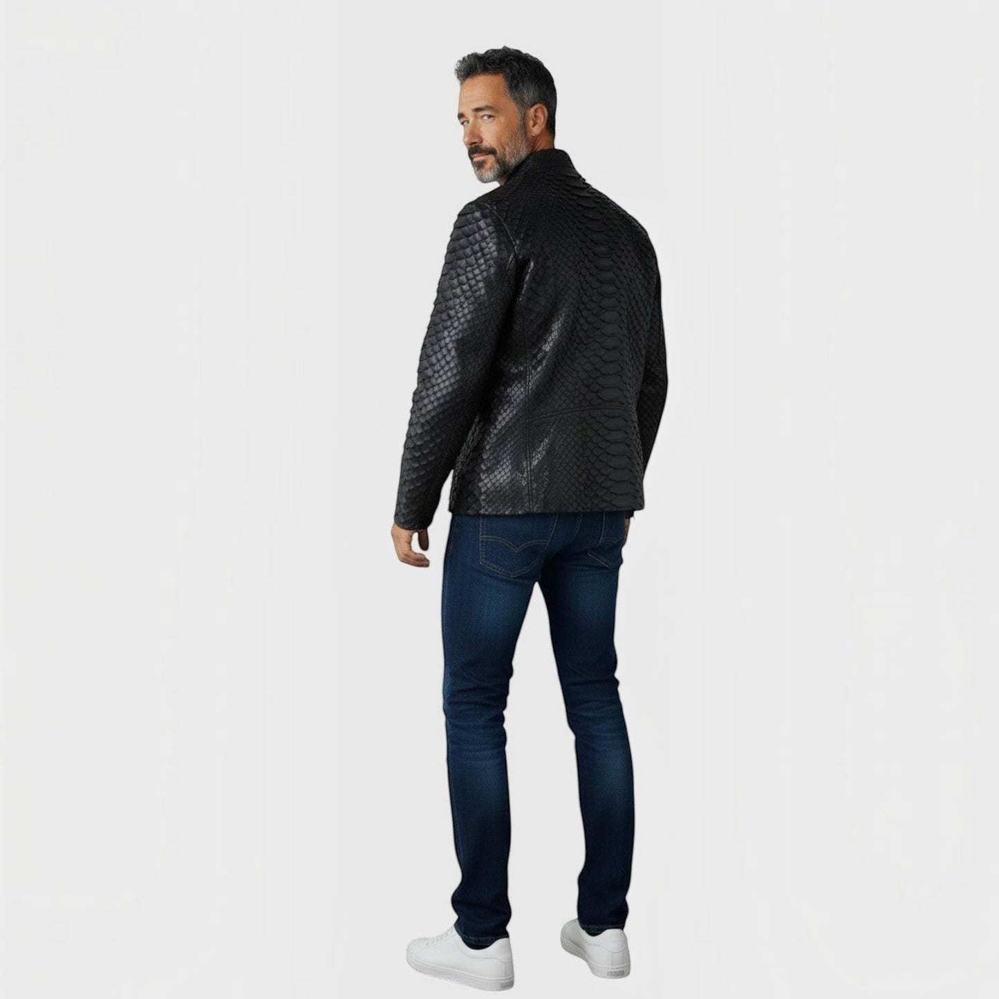 Homme portant une veste Leather craftman en cuir de python noir avec texture écailles vue de dos