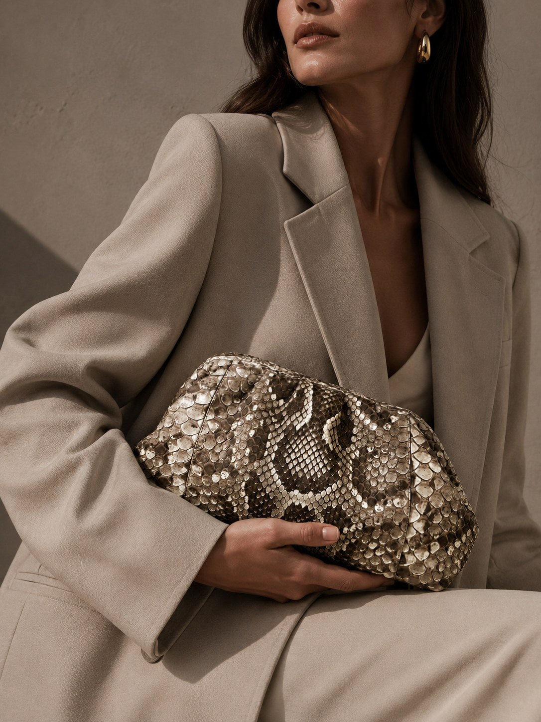 Sac en cuir de python porté avec une veste beige — Genuine Skins